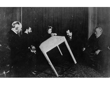 General Photographic Agency: Seance