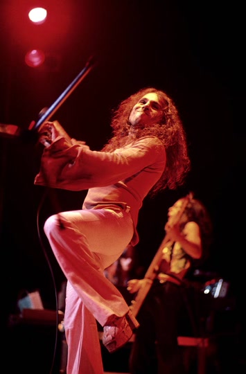 Fin Costello: Ronnie Dio of Rainbow (1975)