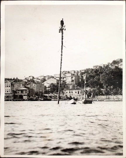 Hulton Archive: Fisherman's Look (1932)