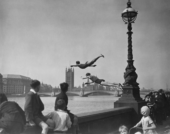 H F Davis: Thames Divers (1934)